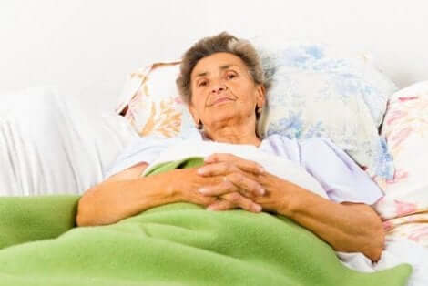 Ηλικιωμένη γυναίκα ξαπλωμένη