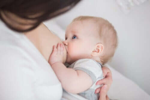 Μωρό θηλάζει- Θηλασμός και επιληψία