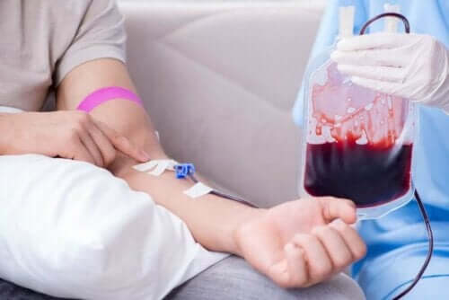 Άτομο δωρίζει αίμα