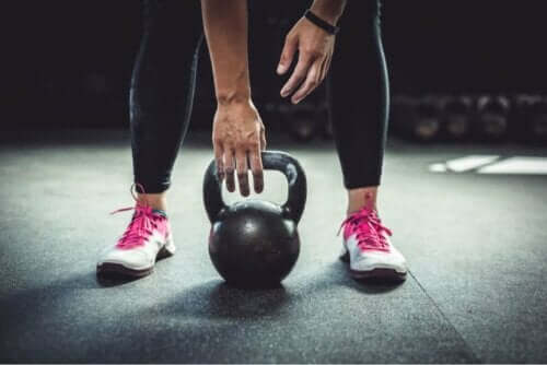 Άτομο κάνει άσκηση με kettlebell