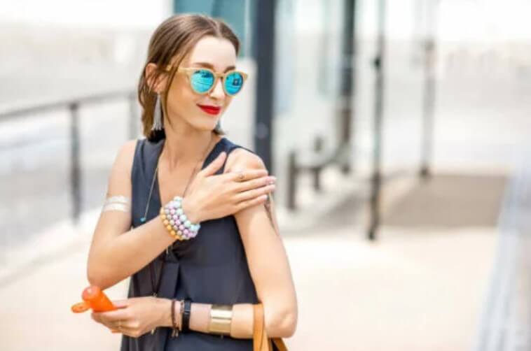 αντηλιακό στο χέρι