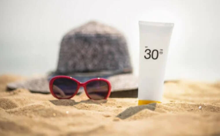 αντηλιακό στην άμμο