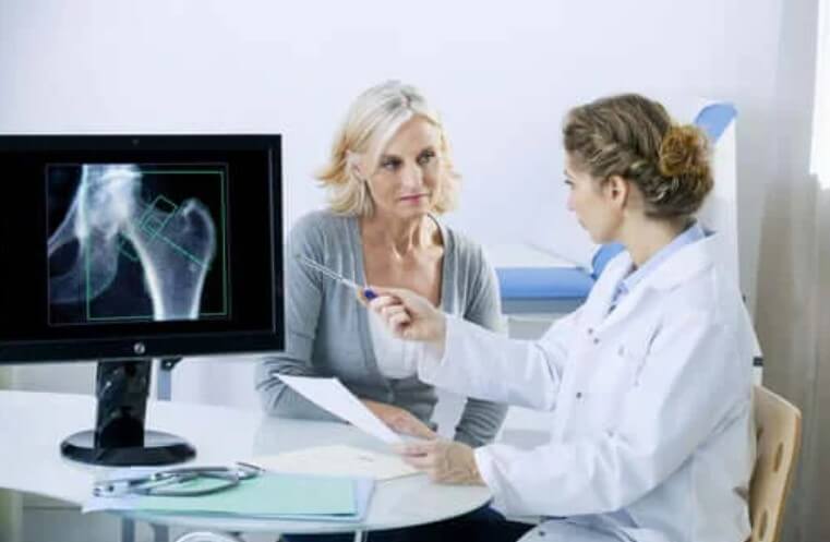 γυναίκα με οστεοπόρωση