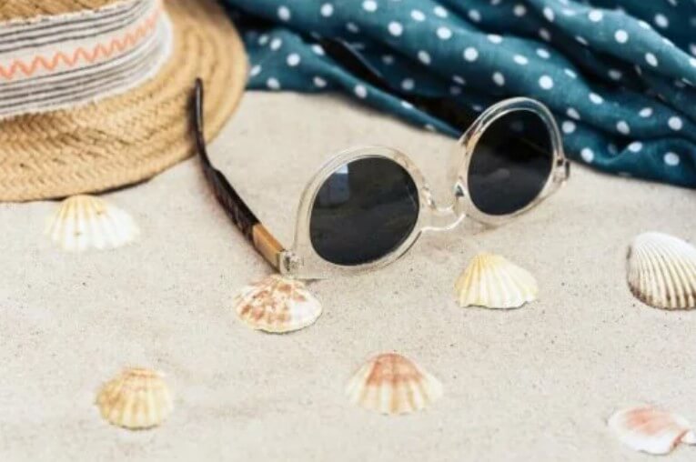 γυαλιά ηλίου στην άμμο