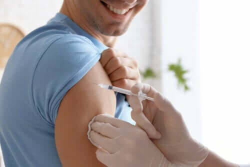 Γιατρός εμβολιάζει άνδρα