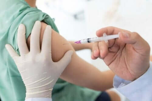 Γιατρός εμβολιάζει ασθενή