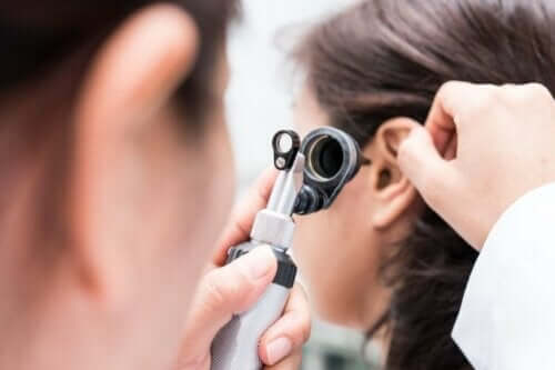 Γιατρός εξετάζει το αυτί γυναίκας