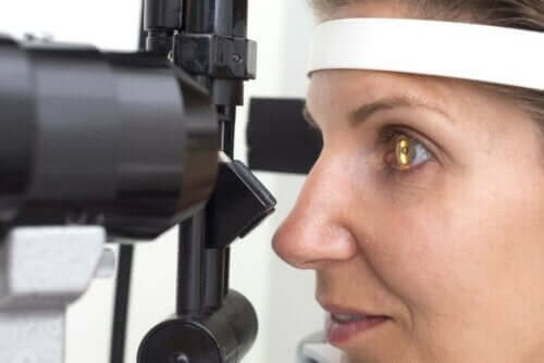 Γυναίκα εξετάζεται από οφθαλμίατρο