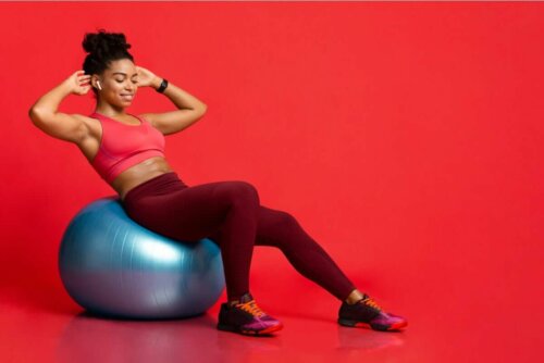 Γυναίκα κάνει ροκανίσματα σε μπάλα pilates