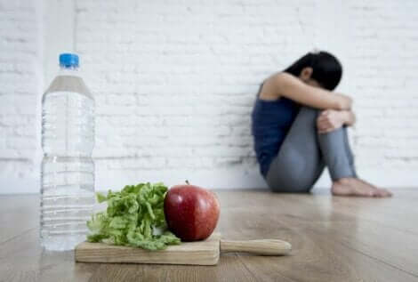 Γυναίκα στη γωνία και φρούτα και λαχανικά στο προσκήνιο- υπερβολική ανησυχία