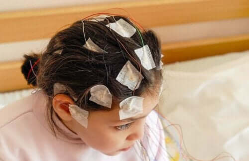Κοριτσάκι με ηλεκτρόδια στο κεφάλι