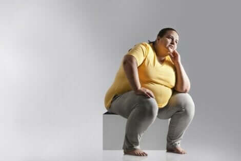 Παχύσαρκη γυναίκα κάθεται