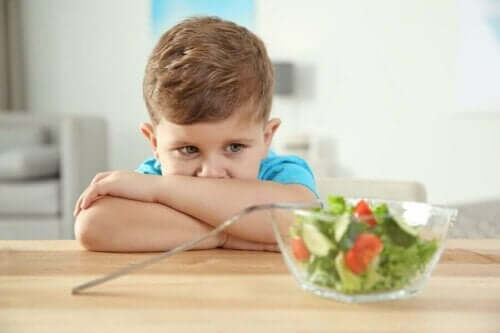 Παιδί κοιτά σαλάτα