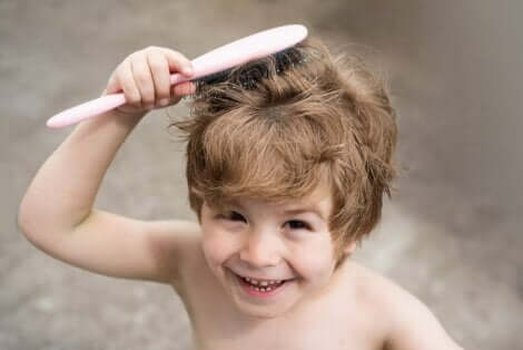 Παιδί βουρτσίζει τα μαλλιά του