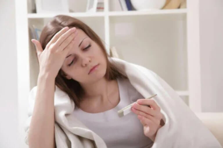 γυναίκα με πυρετό