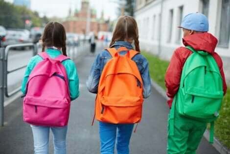 Τρία παιδιά με σχολικές τσάντες στην πλάτη- Υγιής στάση σώματος