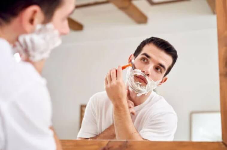 ξύρισμα με ξυραφάκι