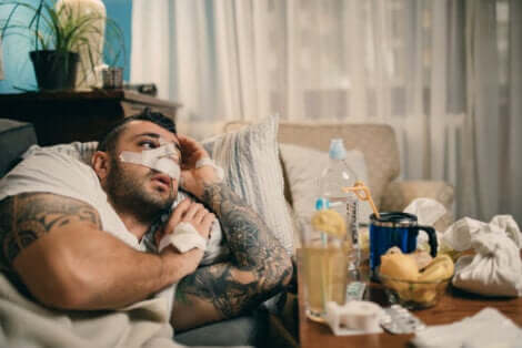 Άνδρας ξαπλωμένος με γάζες στη μύτη