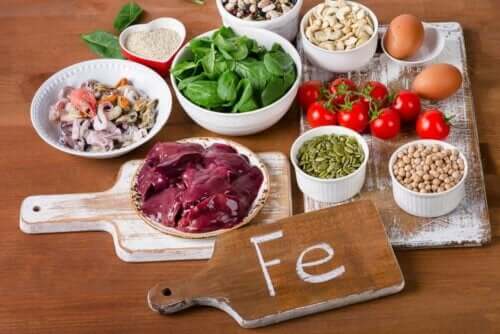 Διάφορα τρόφιμα με σίδηρο πάνω σε τραπέζι