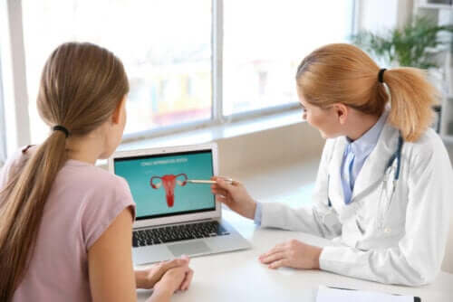 Γιατρός δείχνει σε ασθενή απεικόνιση ωοθηκών