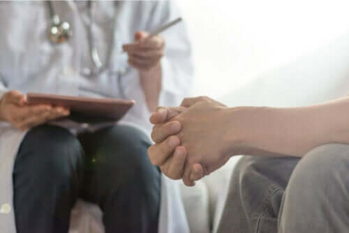 Γιατρός μιλά με ασθενή