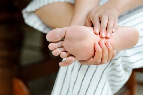 Γυναίκα κάνει μασάζ στο πόδι της