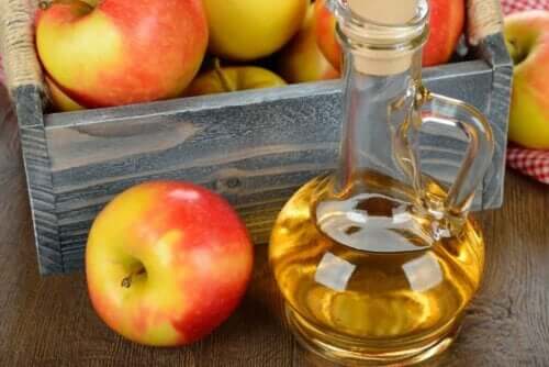Μήλα σε τελάρο και μηλόξυδο σε δοχείο