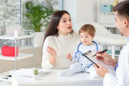 Μητέρα με μωρό μιλά σε γιατρό