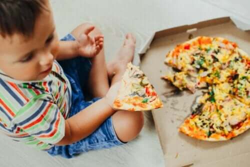Παιδί τρώει πίτσα