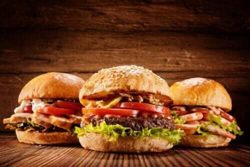 Τρία hamburgers