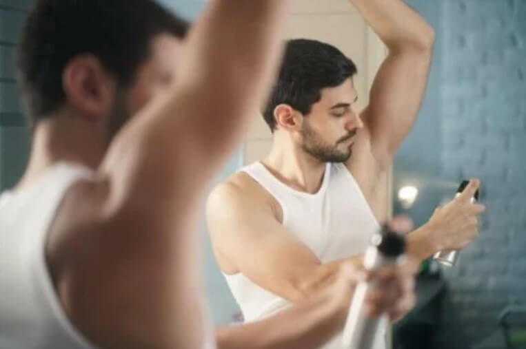 αποσμητικό σε άνδρα