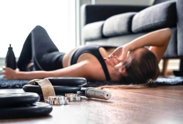 γυναίκα στο πάτωμα