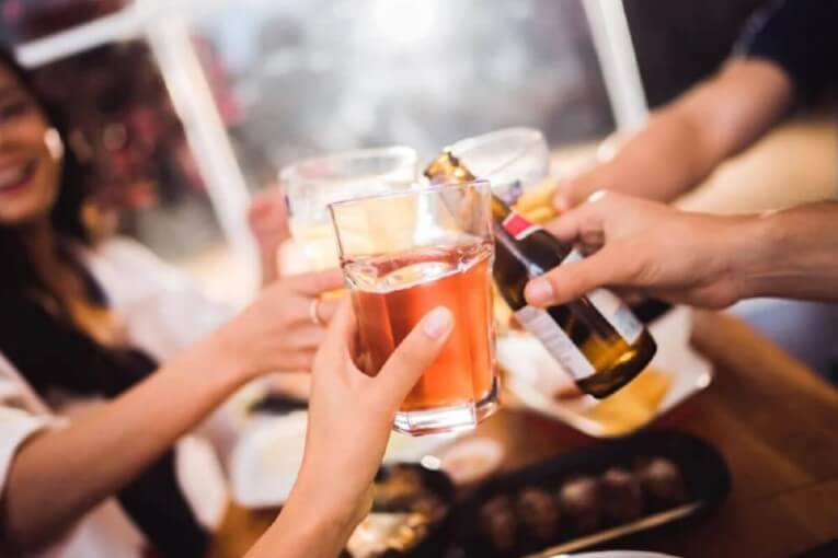 παρέα πίνει αλκοόλ