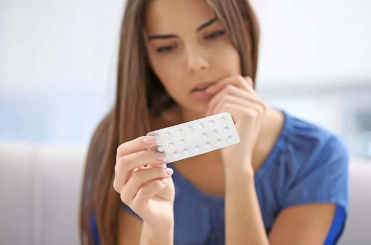 γυναίκα με αντισυλληπτικά στο χέρι
