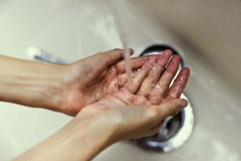 Άτομο πλένει τα χέρια του