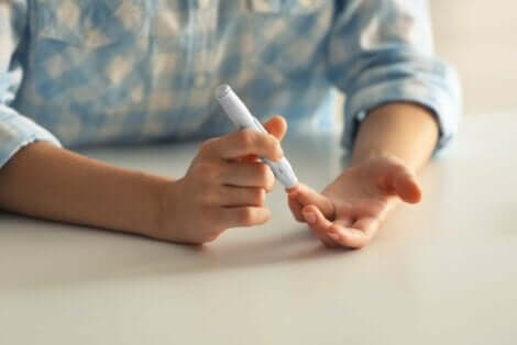 Άτομο τρυπά το δάκτυλό του