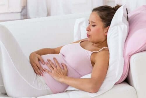 Έγκυος γυναίκα πιάνει την κοιλιά της