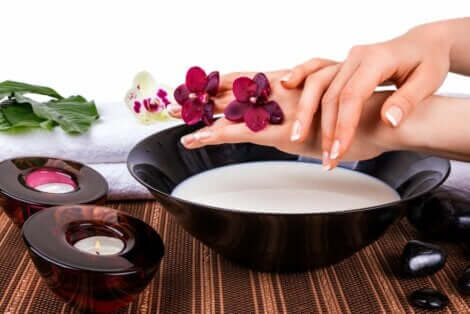 Γυναίκα πλένει τα χέρια της με ξινόγαλο