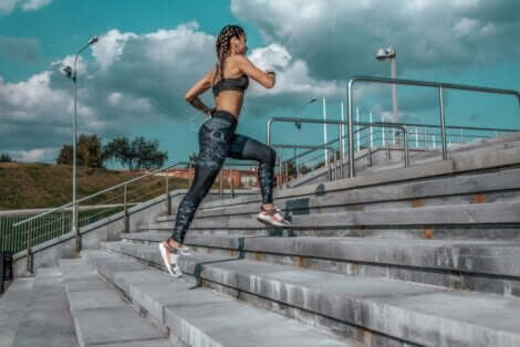 Γυναίκα ανεβαίνει σκαλοπάτια τρέχοντας