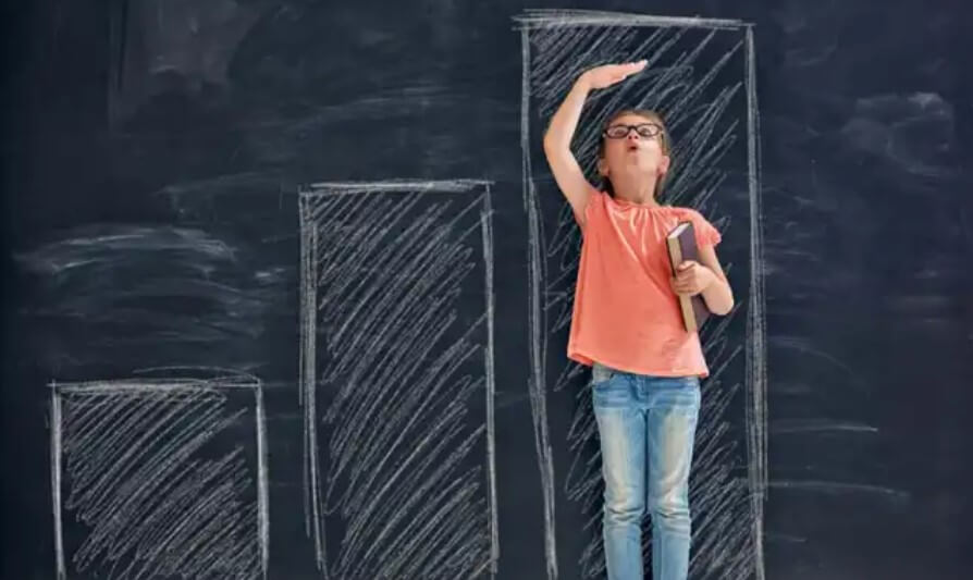 κορίτσι μετράει το ύψος