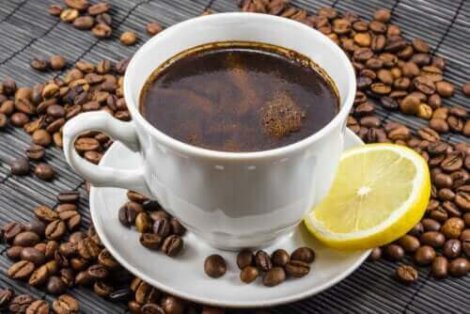 Θα σωθείς με αυτό το ρόφημα - Ρίξε λίγο λεμόνι στον καφέ σου και πιες το - HEALTH NEWS - Youweekly