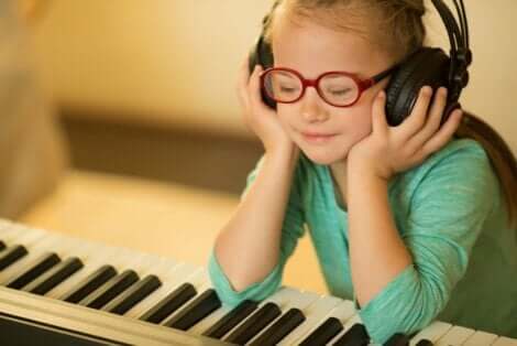 Κοριτσάκι ακούει μουσική μπροστά σε πιάνο