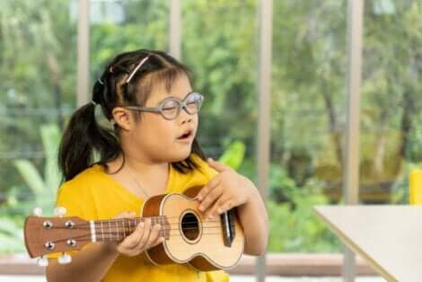Κοριτσάκι με σύνδρομο Down μαθαίνει κιθάρα