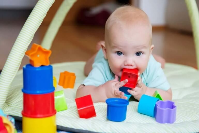 μωρό που κοιτάζει