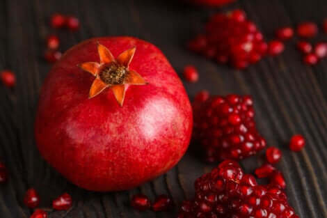 Ρόδι ολόκληρο και σπόροι