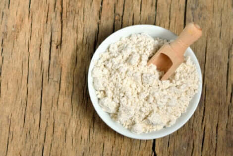 Σκόνη βρώμης σε μπολ