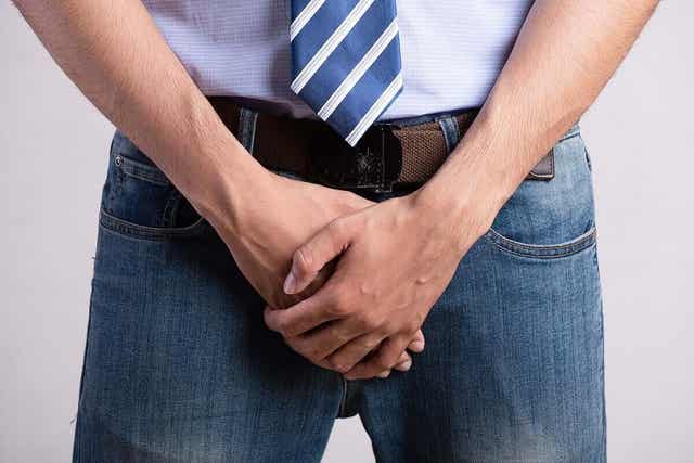 Άνδρας καλύπτει τα γεννητικά του όργανα