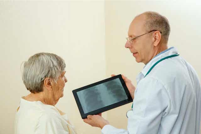 Γιατρός δείχνει ακτινογραφία σε ασθενή