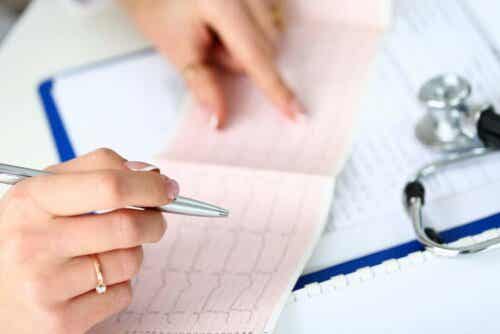 Γιατρός ελέγχει ηλεκτροκαρδιογράφημα