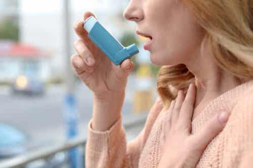 Γυναίκα χρησιμοποιεί συσκευή για εισπνοές
